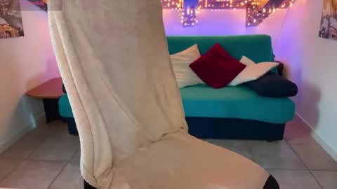 Kylie  online show from June 19, 2026, 1:48 pm