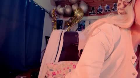 Snapshot of kyliekandy chatting on February 13, 2025, 9:17 pm online show from February 13, 2025, 9:17 pm