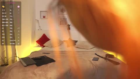 Snapshot of l1ttle_kiki chatting on October 13, 2025, 2:28 pm Viktoria White online show from October 13, 2025, 2:28 pm