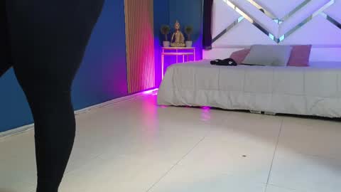 Cris  online show from April 27, 2026, 11:19 am