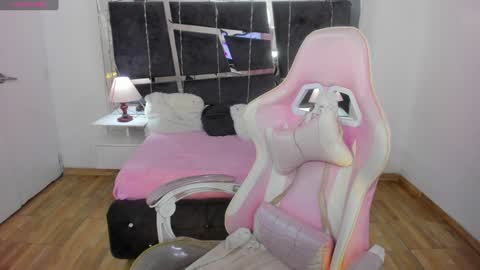  L A R A   online show from December 31, 2024, 1:15 am