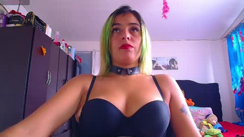 Snapshot of lacolombiana_bitch chatting on May 12, 2026, 8:17 pm Valentina online show from May 12, 2026, 8:17 pm