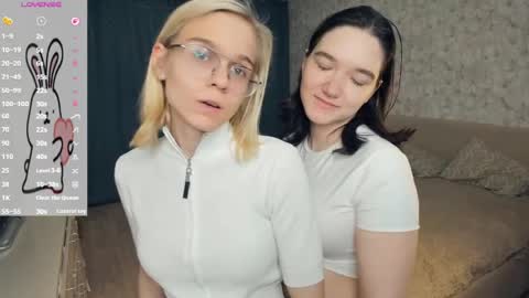 Violet and Isabel online show from May 5, 2026, 7:22 pm