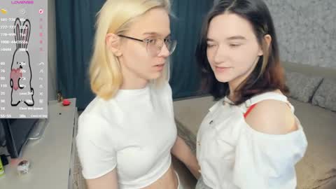 Violet and Isabel online show from May 6, 2026, 7:30 pm