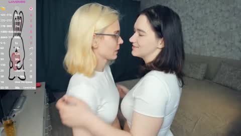 Violet and Isabel online show from May 13, 2026, 7:11 pm
