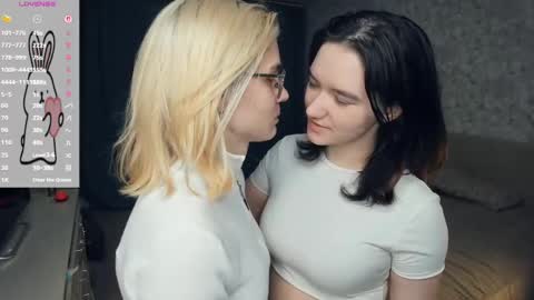 Violet and Isabel online show from May 14, 2026, 7:20 pm