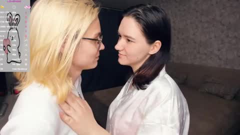 Violet and Isabel online show from May 18, 2026, 7:20 pm
