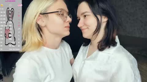 Violet and Isabel online show from May 19, 2026, 7:20 pm
