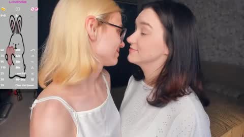 Violet and Isabel online show from May 23, 2026, 7:18 pm