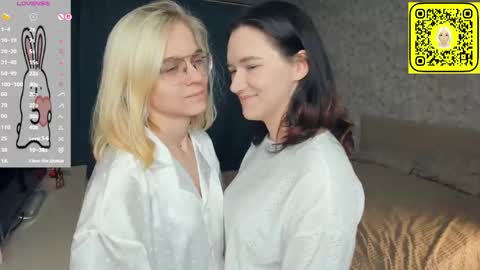 Violet and Isabel online show from May 29, 2026, 7:23 pm