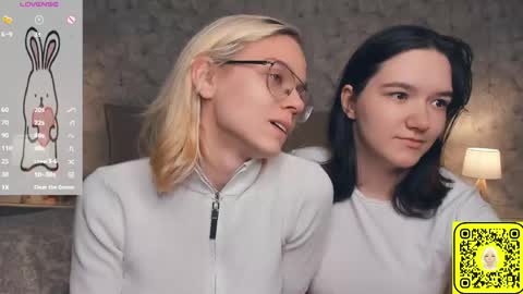 Violet and Isabel online show from June 1, 2026, 7:15 pm