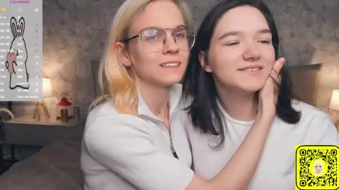 Violet and Isabel online show from June 2, 2026, 7:16 pm