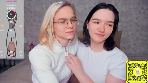 Violet and Isabel online show from June 9, 2026, 7:25 pm