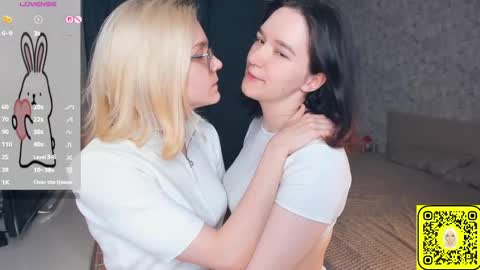 Violet and Isabel online show from June 10, 2026, 7:13 pm