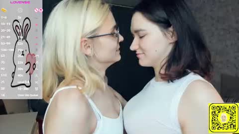 Violet and Isabel online show from June 18, 2026, 7:18 pm