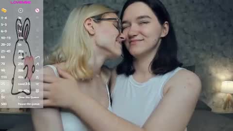 Violet and Isabel online show from July 29, 2026, 7:34 pm