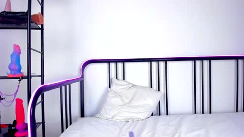 Mia online show from December 22, 2024, 7:42 pm