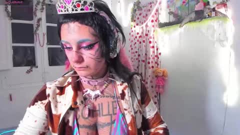 Mia online show from December 2, 2025, 10:49 pm