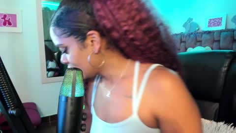 Snapshot of ladydanniela chatting on December 18, 2024, 2:42 am leidy daniela online show from December 18, 2024, 2:42 am