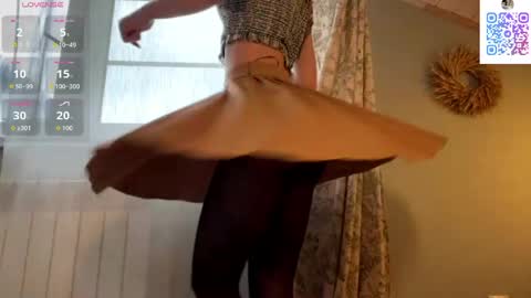 Snapshot of ladyevee chatting on May 4, 2026, 1:51 pm MiaPvt open online show from May 4, 2026, 1:51 pm