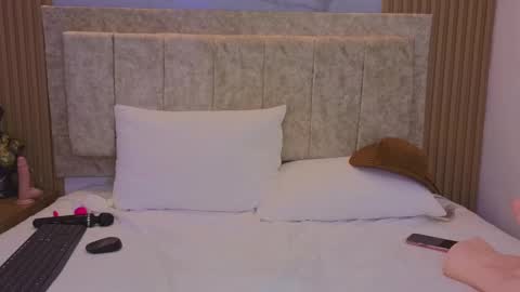 laiamilf online show from February 26, 2025, 11:15 pm