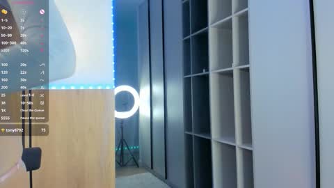 Julia online show from January 9, 2026, 8:10 pm