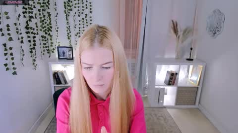 Laly online show from November 22, 2025, 11:42 am