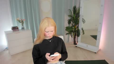 Snapshot of laly_peach chatting on June 16, 2026, 11:57 am Laly online show from June 16, 2026, 11:57 am