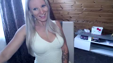 LaMadrina006 online show from June 15, 2026, 7:54 am