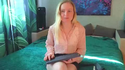 LanaviSmith online show from May 25, 2026, 6:08 am