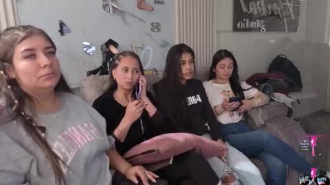 lanna_as online show from December 15, 2025, 2:10 pm