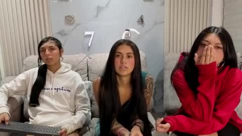 lara_as online show from May 6, 2026, 7:02 am