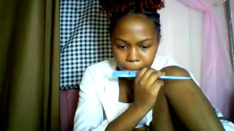 Snapshot of lara_belle chatting on June 8, 2026, 1:28 am lara_belle online show from June 8, 2026, 1:28 am
