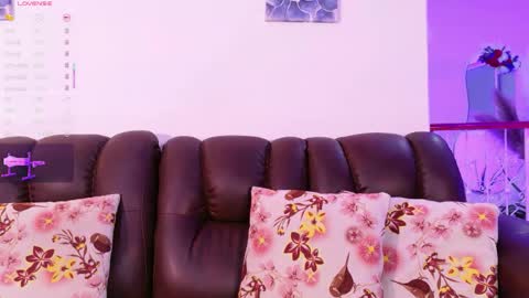 Snapshot of lara_giraldo chatting on May 18, 2026, 11:43 pm Hello Guys I am Lara Giraldo WELCOME To my room online show from May 18, 2026, 11:43 pm