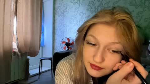 Snapshot of laraesagon chatting on April 10, 2026, 9:58 am Lily online show from April 10, 2026, 9:58 am