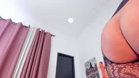 Snapshot of laramurphy chatting on October 29, 2025, 4:37 am Lara Murphy online show from October 29, 2025, 4:37 am