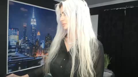 Snapshot of laras_moans chatting on December 12, 2024, 8:47 am laras_moans online show from December 12, 2024, 8:47 am