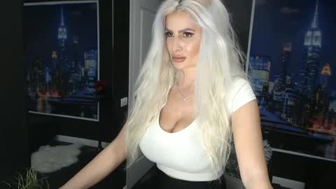 Snapshot of laras_moans chatting on March 5, 2025, 11:38 am laras_moans online show from March 5, 2025, 11:38 am