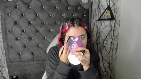 Snapshot of larissa01_ chatting on February 16, 2025, 2:42 am Lari online show from February 16, 2025, 2:42 am