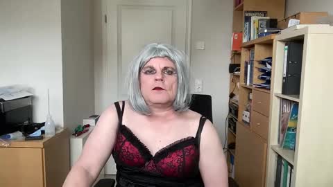 latexdoreen online show from February 7, 2026, 11:25 am