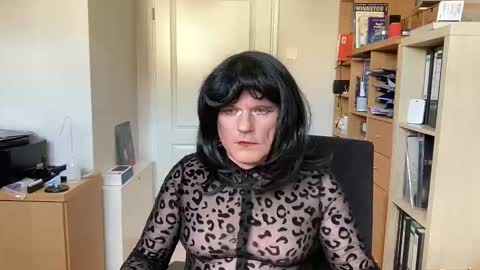 latexdoreen online show from April 12, 2026, 8:08 am