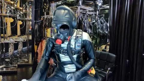 Snapshot of latexlover202 chatting on February 11, 2026, 12:04 am latexlover202 online show from February 11, 2026, 12:04 am