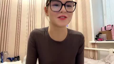 Mia online show from June 19, 2026, 1:26 pm