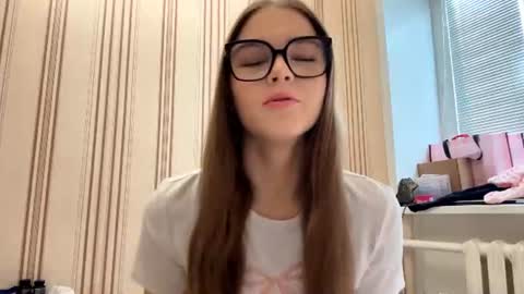 Mia online show from June 21, 2026, 1:13 pm