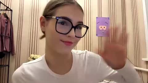 Mia online show from July 5, 2026, 5:42 pm