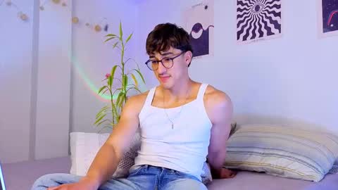 Snapshot of latinguyxl chatting on September 14, 2025, 11:37 pm Logan online show from September 14, 2025, 11:37 pm