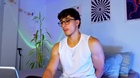 Snapshot of latinguyxl chatting on September 18, 2025, 12:23 am Logan online show from September 18, 2025, 12:23 am