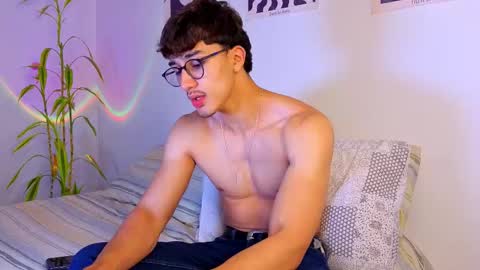 Snapshot of latinguyxl chatting on September 24, 2025, 3:54 am Logan online show from September 24, 2025, 3:54 am