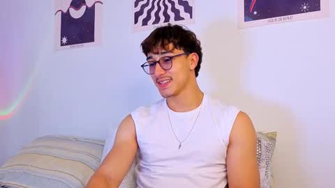 Snapshot of latinguyxl chatting on September 24, 2025, 8:23 pm Logan online show from September 24, 2025, 8:23 pm