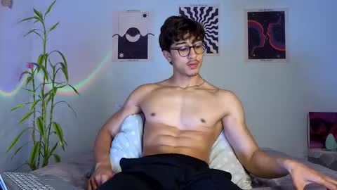 Snapshot of latinguyxl chatting on October 23, 2025, 1:27 am Logan online show from October 23, 2025, 1:27 am